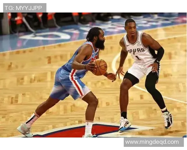 镜头捕捉：孙兴慜赛场小动作引发热议